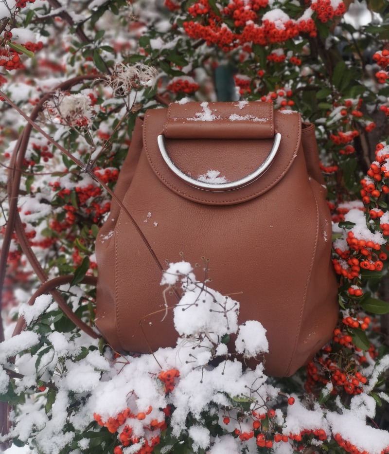 Handtasche im winterlichen Ambiente